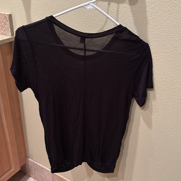Hinge woman's cute black tee shirt with a knot at the bottom of it - Picture 8 of 11